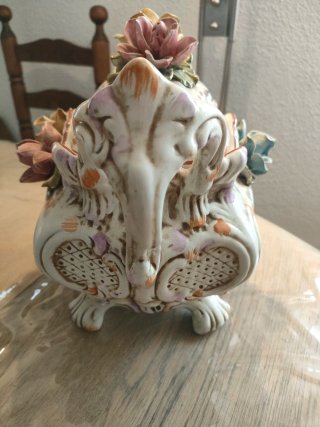 Sopera de porcelana con flores