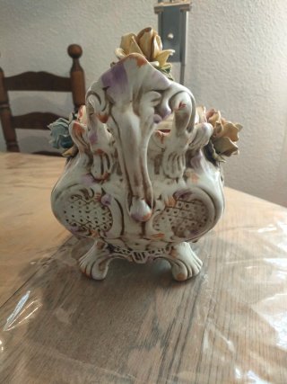 Sopera de porcelana con flores
