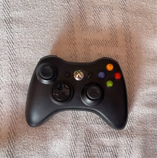 Xbox 360 Negra + Mando y Accesorios