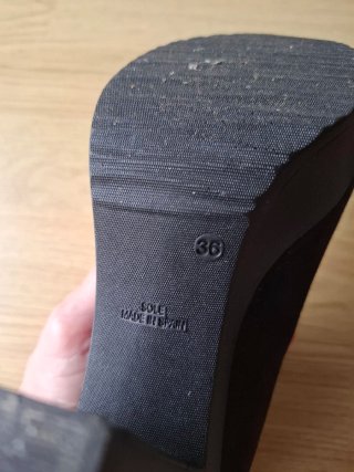 Zapatos de tacón negro