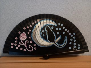 Abanico artesanal gato y luna