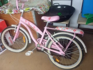 Bicicleta infantil rosa con flores