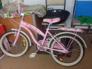 Bicicleta infantil rosa con flores
