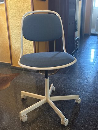 Silla de escritorio azul y blanca