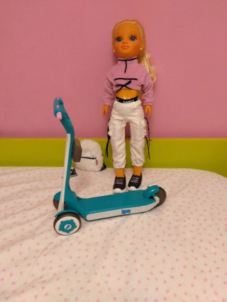 Nancy con patinete eléctrico