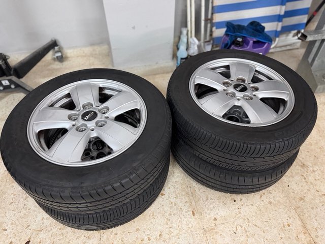Llantas y Neumáticos Mini (4 unidades)