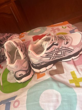 Zapatillas Asics negras y blancas