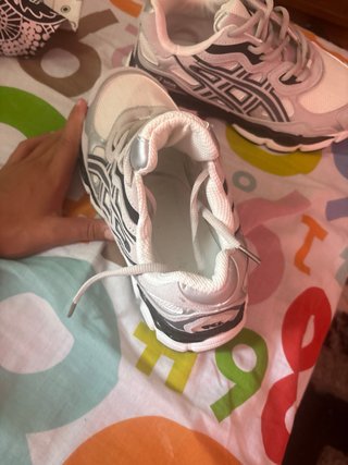 Zapatillas Asics negras y blancas