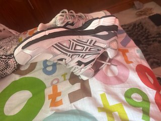 Zapatillas Asics negras y blancas