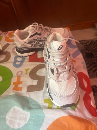 Zapatillas Asics negras y blancas