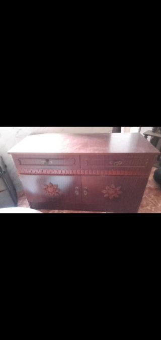 Cómoda de madera marrón