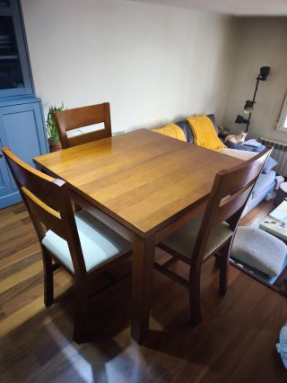 Mesa desplegable  de salón y 4 sillas