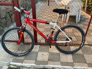 Bicicleta de Montaña BH Roja y rockrider negra