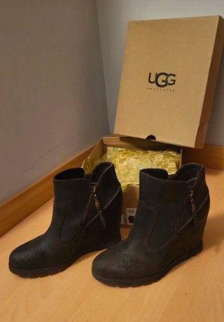 BOTINES UGG cuña, piel marron talla 39/25 cms.
