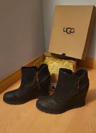 BOTINES UGG cuña, piel marron talla 39/25 cms.