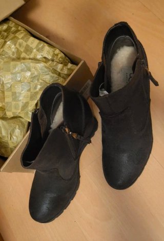 BOTINES UGG cuña, piel marron talla 39/25 cms.