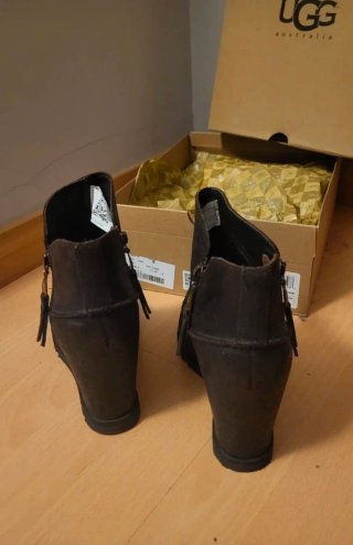 BOTINES UGG cuña, piel marron talla 39/25 cms.