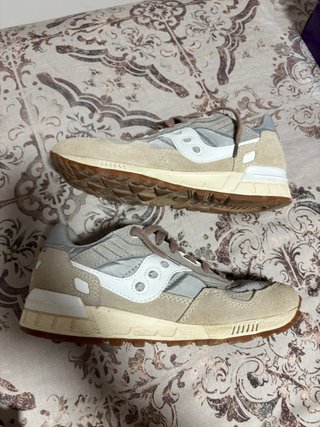 Zapatillas Saucony grises y plateadas