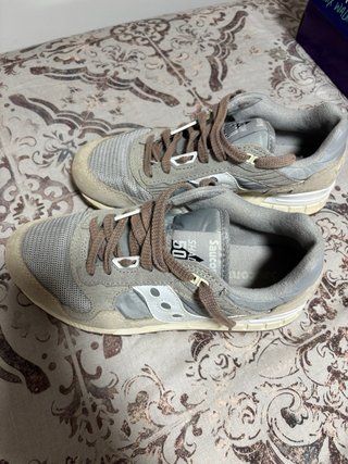 Zapatillas Saucony grises y plateadas