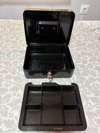 Caja de seguridad negra con llaves