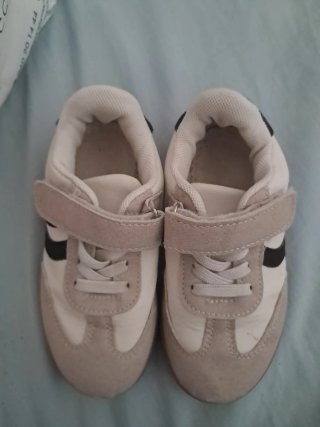 Deportivas niño blancas y marrones