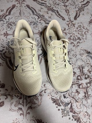 Zapatillas Nike Beige y Dorado