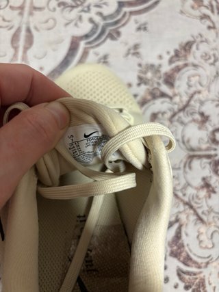 Zapatillas Nike Beige y Dorado