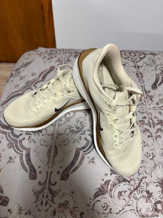 Zapatillas Nike Beige y Dorado