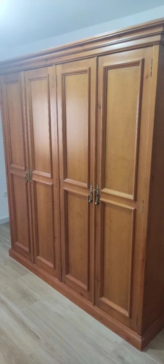 Armario clásico de madera
