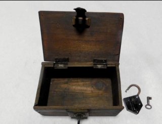 Caja de madera antigua con candado