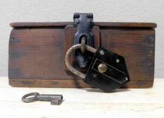 Caja de madera antigua con candado