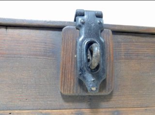 Caja de madera antigua con candado