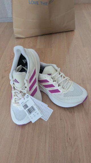 Zapatillas running mujer moradas y blancas