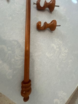 Barra de cortina de madera con soportes