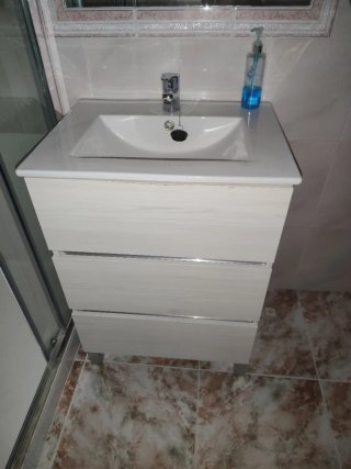 Mueble de baño con lavabo y grifo
