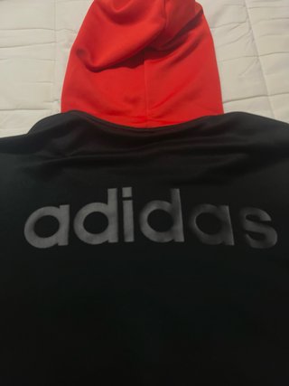 Sudadera Adidas con capucha roja y negra