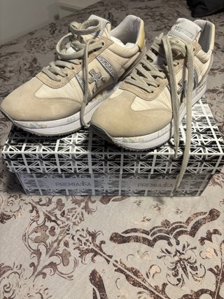 Zapatillas Premiata Beige y Doradas