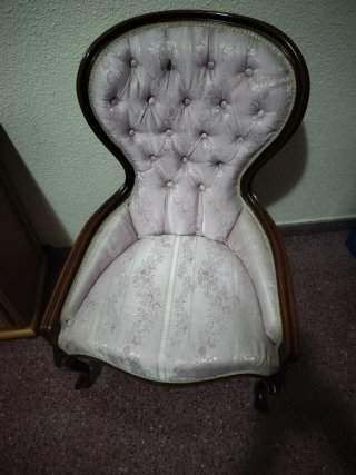 Sillón de época rosa y madera