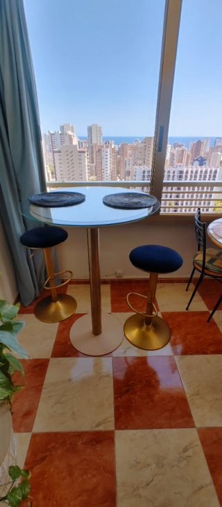 Mesa y taburetes dorados y terciopelo