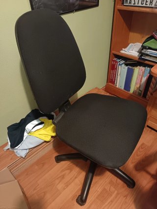 Silla de escritorio negra de tela