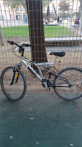 Bicicleta Montaña sin frenos y pinchada
