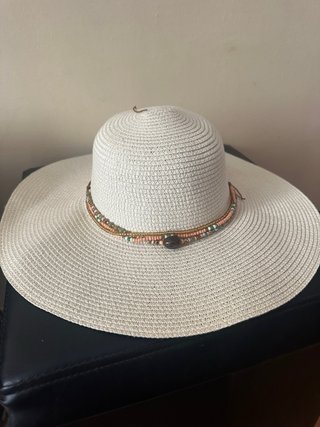 Sombrero de ala ancha beige y rosa