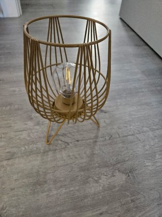 Lámpara de mesa dorada