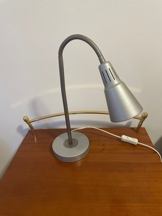 Lámpara de escritorio flexible gris
