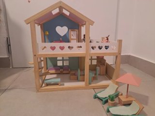 Casa de muñecas de madera con muebles