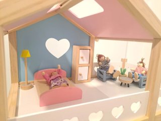 Casa de muñecas de madera con muebles