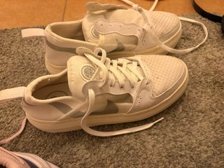 Tenis Nike Blancos y Plateados