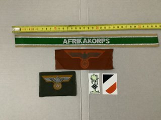 Insignias, brazalete y calcas Afrika Korps.