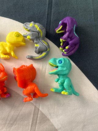 Muñecos dinosaurios varios colores