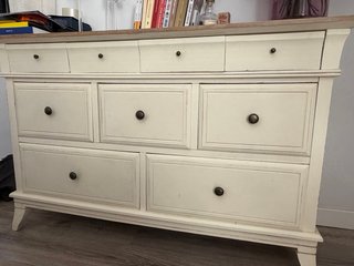 Conjunto de mesas de noche y cómoda de madera